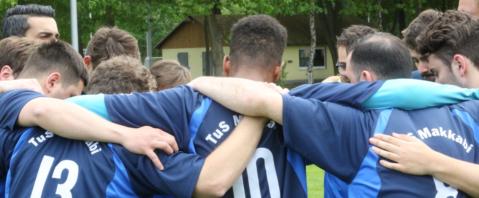 MAKKABI Fußballspieler bilden einen Kreis
