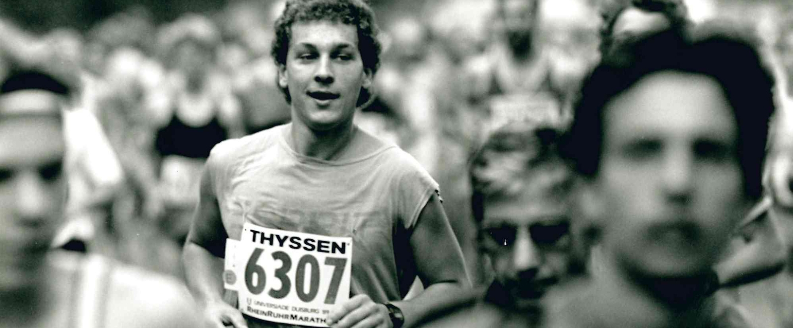 Schwarz-weiß Foto mit Marathon Läufern bei der Universiade 1989.