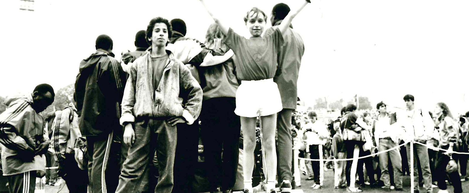 Schwarz-weiß Foto mit Jungen Athleten auf dem Podium.