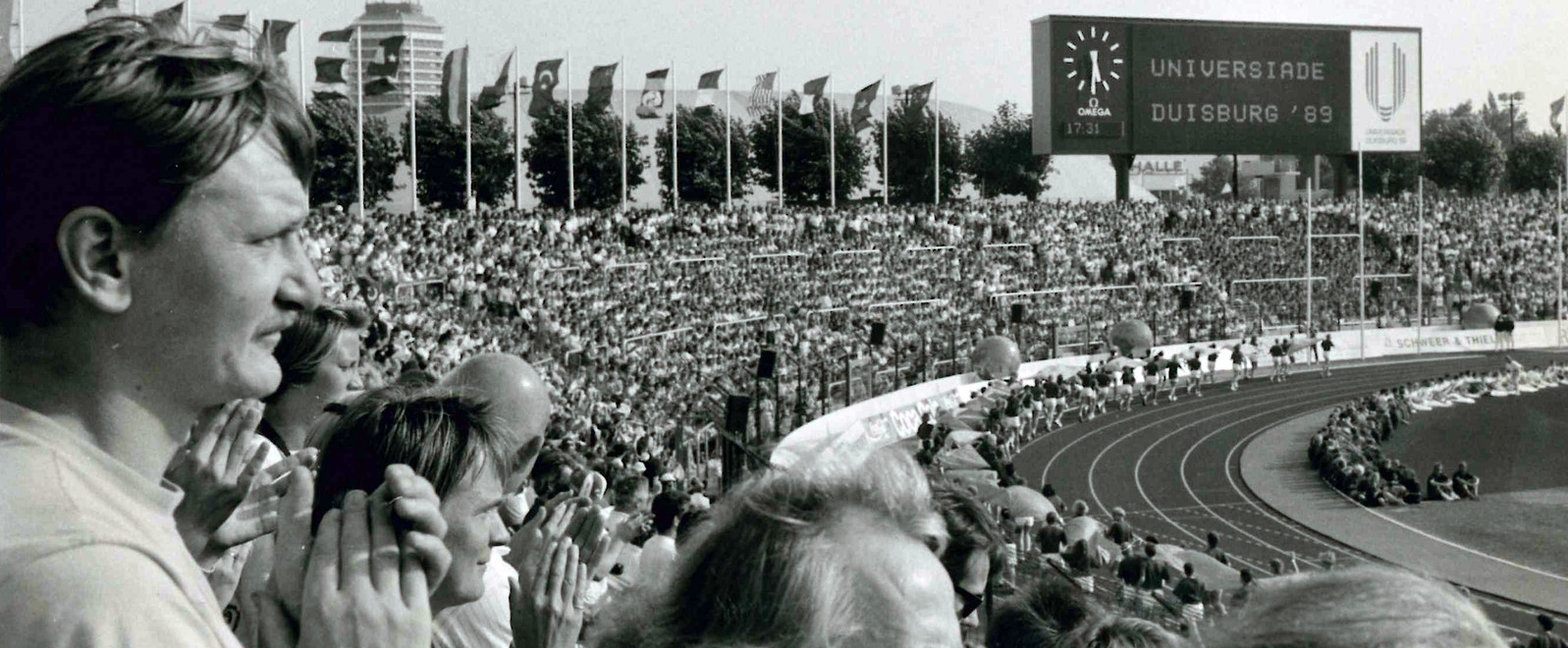 Das schwarz-weiß Foto zeigt Zuschauer im Stadion zur Universiade in Duisburg 1989.