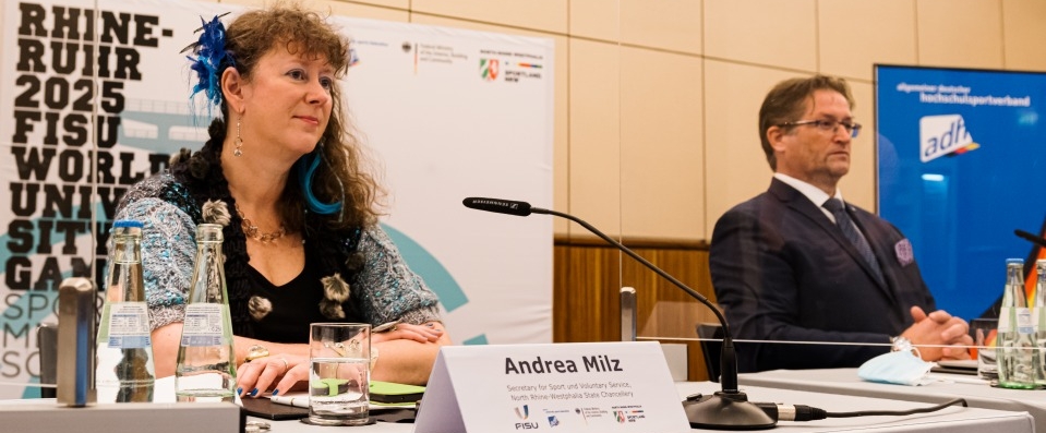 Andrea Milz bei einer Pressekonferenz vor einem Mikrofon.