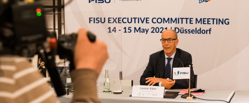 Leonz Eder während einer Pressekonferenz.