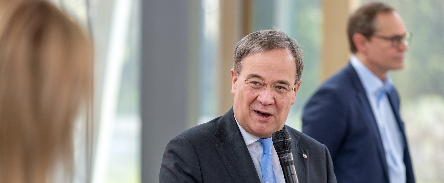 Pressekonferenz mit Armin Laschet. Er hält ein Mikrofon in seiner Hand und erzählt etwas über die FInals 2021
