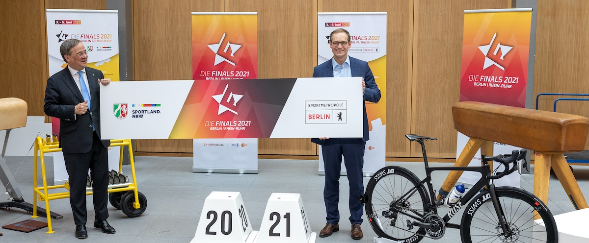 Banner Übergabe für die Finals 2021