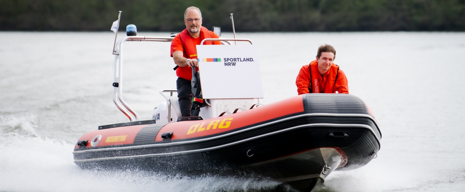 Zwei Männer fahren auf einem Schlauchboot des DLGR über Wasser