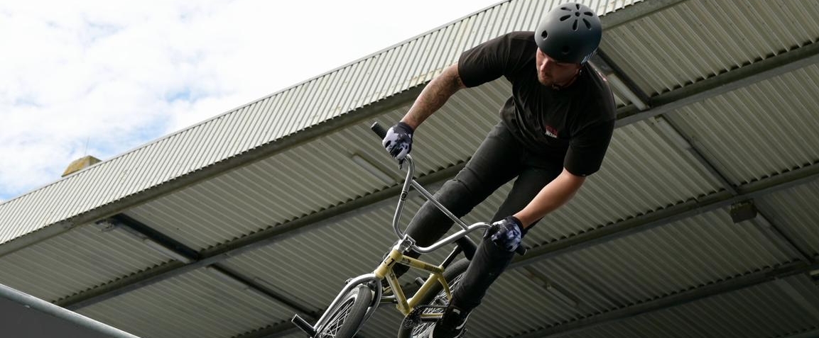 BMX Fahrer auf einem BMX Rad während eines Sprungs