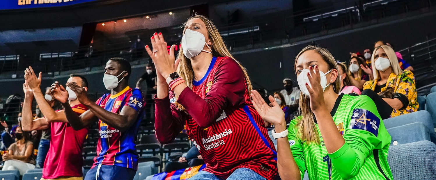 Jubelnde Fans auf der Tribüne