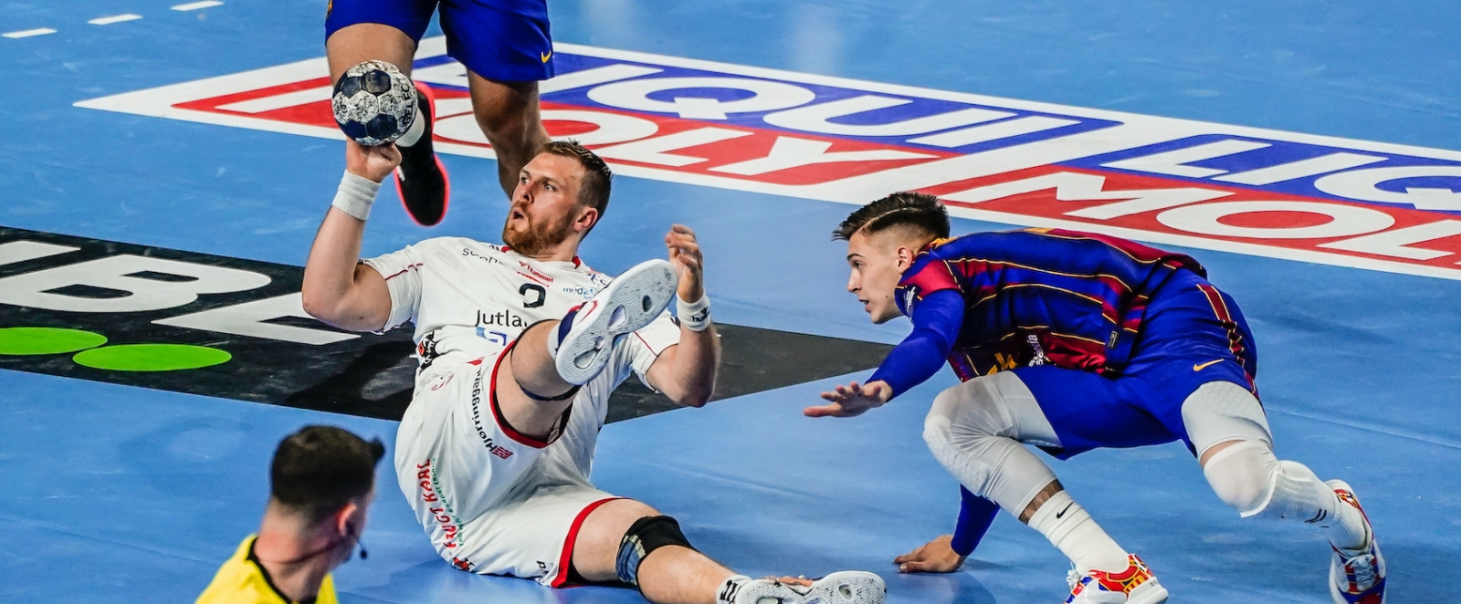 Spieler liegt auf dem Boden nach einem Zweikampf