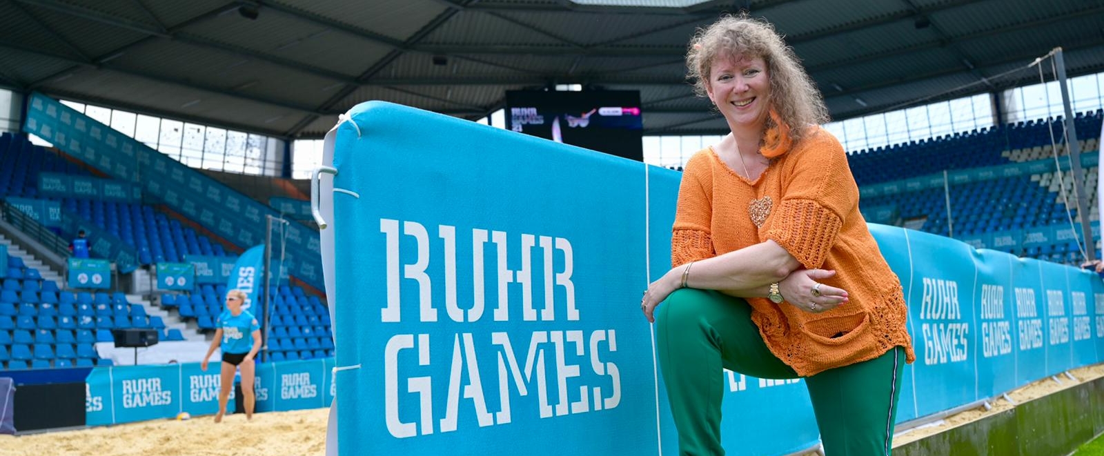 Andrea Milz vor einer Bande mit der Aufschrift Ruhr Games im Vonovia Stadion in Bochum