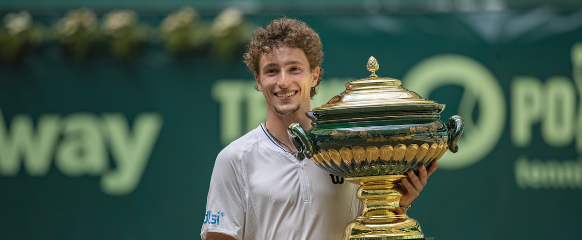 Ugo Humbert mit dem Siegerpokal