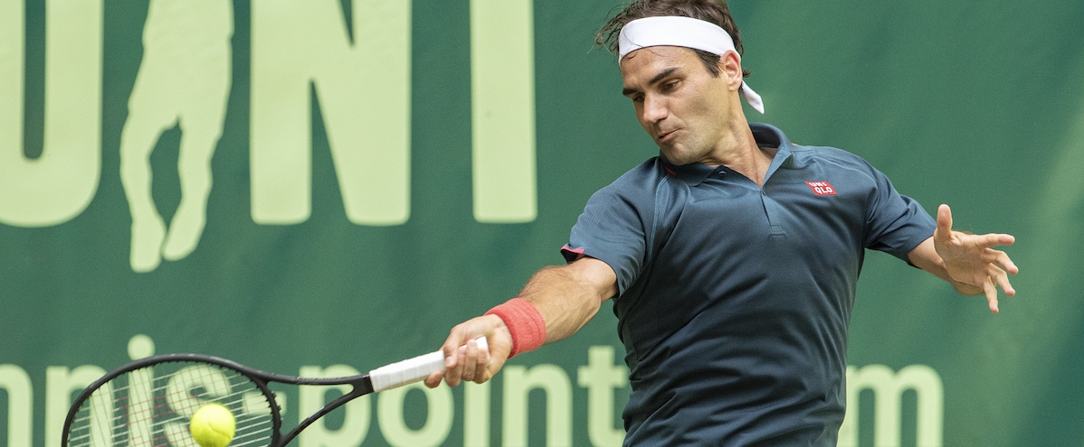 Roger Federer schlägt den Ball mit seinem Tennisschläger