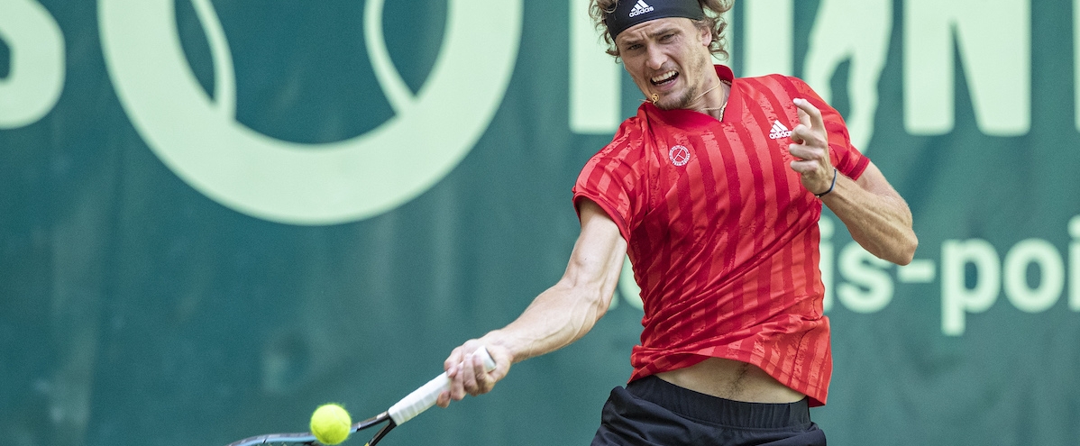 Zverev bei einem Schlag mit seinem Tennisschläger
