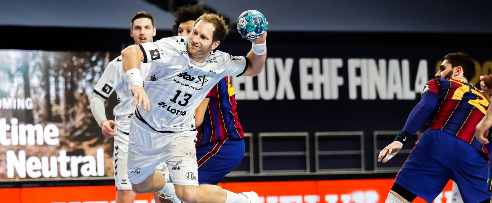 Handballer des THW Kiel in der Luft während eines Wurfs auf das Tor bei den EHF Final 4 2020