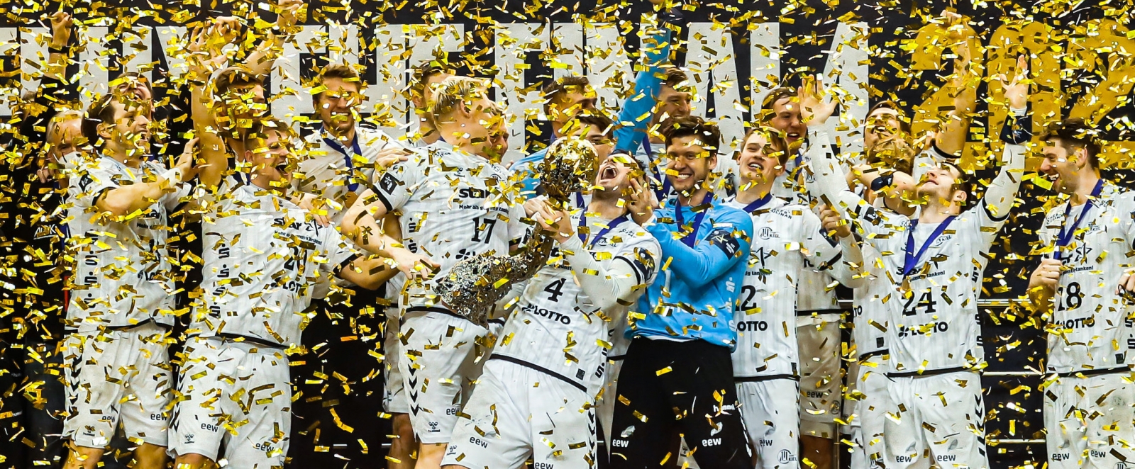 THW Kiel beim jubeln mit dem EHF Pokal 2020 in goldenem Konfettiregen. 