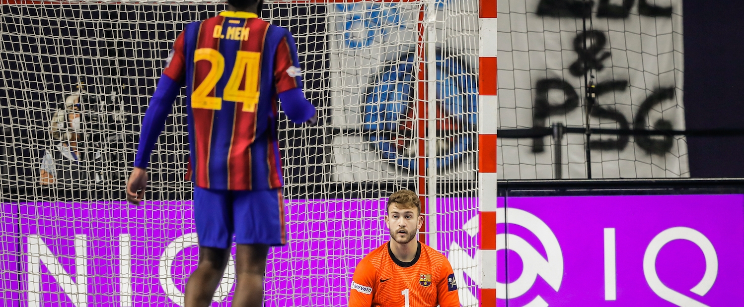 Torwart auf dem Boden und Barcelona Spieler im Vordergrund