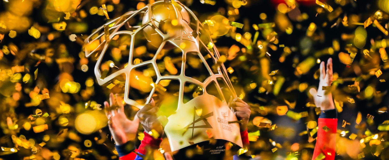 Pokal in die Luft gehalten vom Sieger