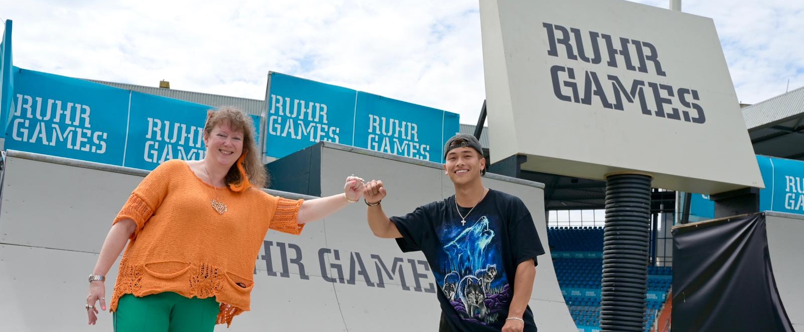Andrea Milz mit einem Skateboarder auf einer Skateboard Rampe mit der Aufschrift Ruhr Games
