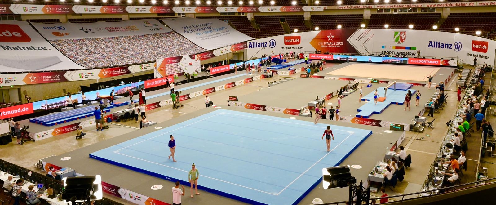 Westfalenhalle mit vielen Sportlern auf einer Turnmatte bei den Ruhr Games