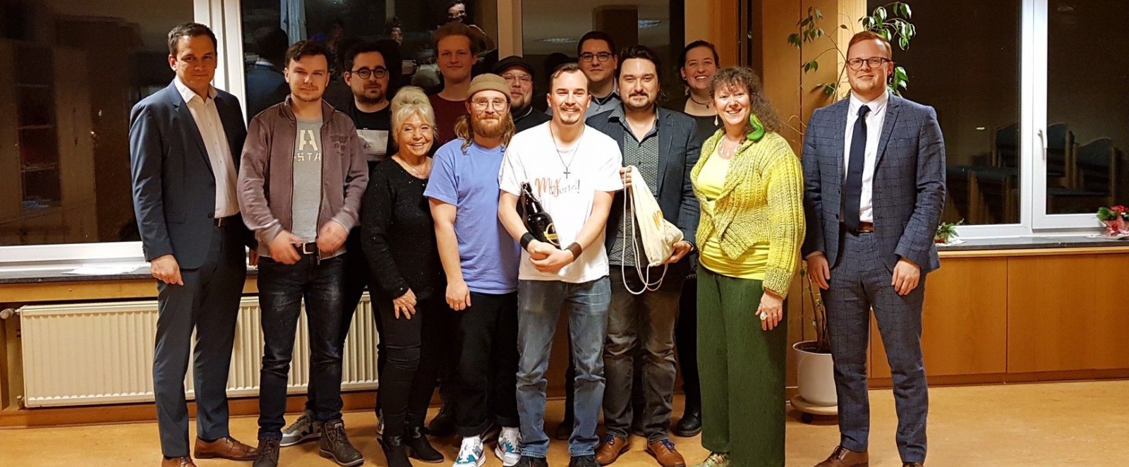 Porträtfoto mit Staatssekretärin Andrea Milz und Mitgliedern von MY Viertel e.V.