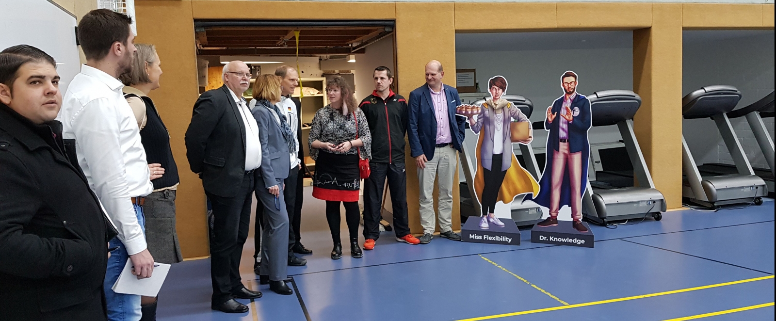 Staatssekretärin Andrea Milz besucht einen Badminton Verein.