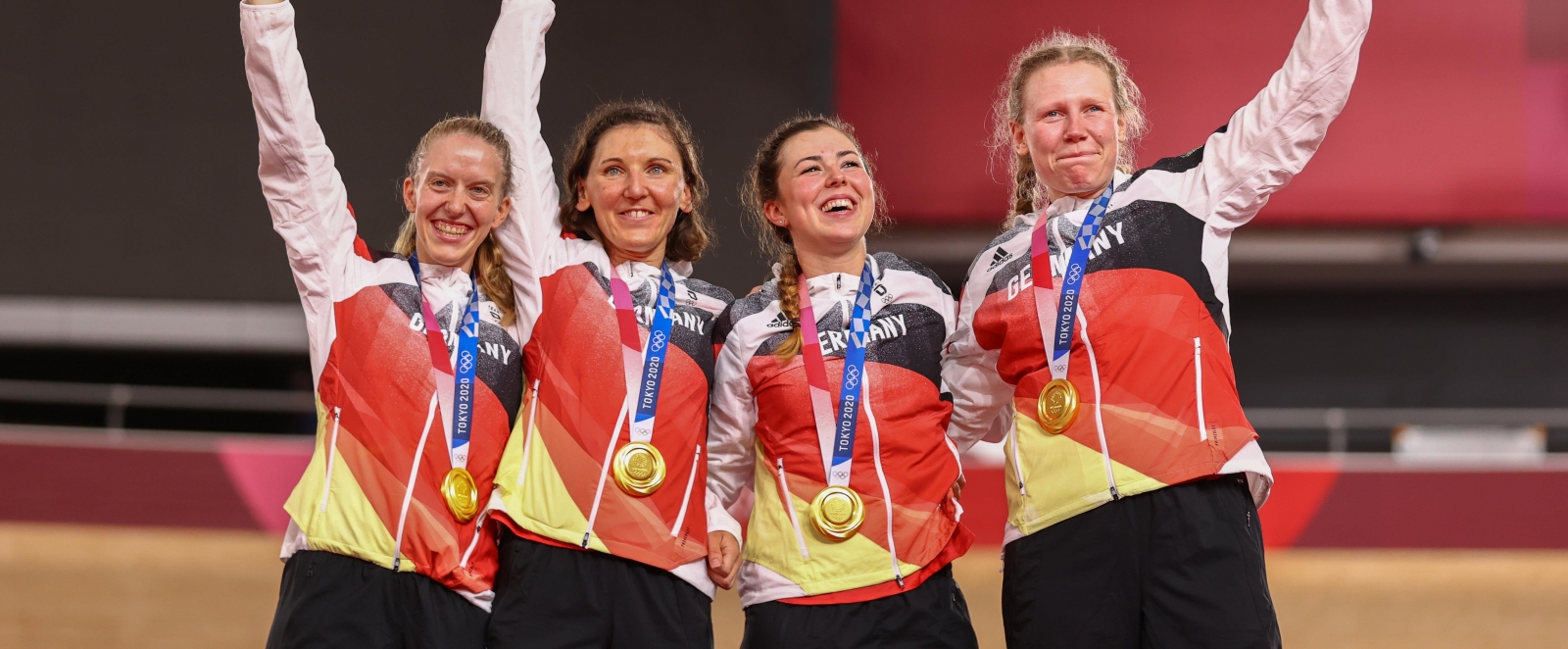 Bahn-Vierer Damen um Mieke Kröger mit den Goldmedaillen