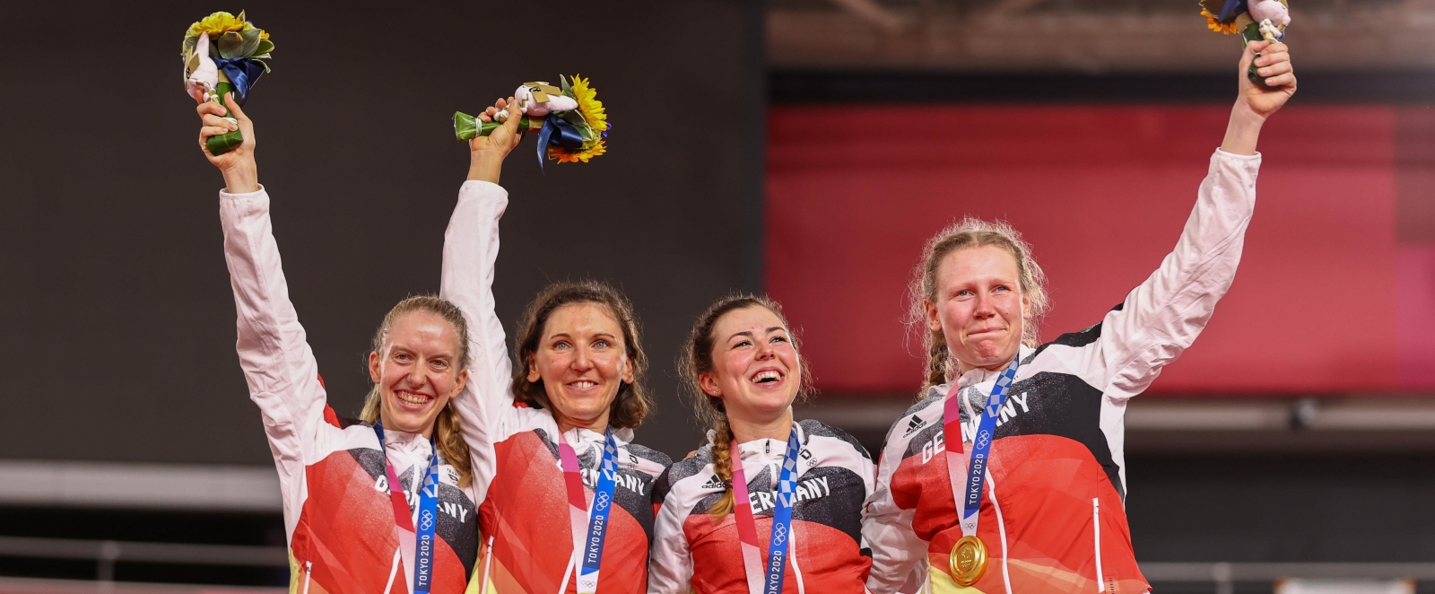 Bahn-Vierer Damen um Mieke Kröger mit den Goldmedaillen