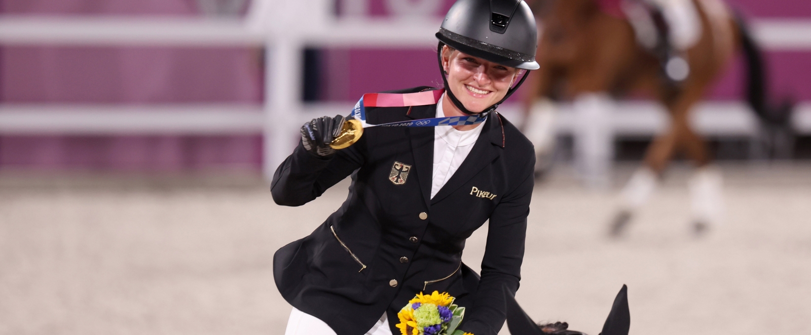 Vielseitigkeitsreiterin Julia Krajewski auf ihrem Pferd mit der Goldmedaille