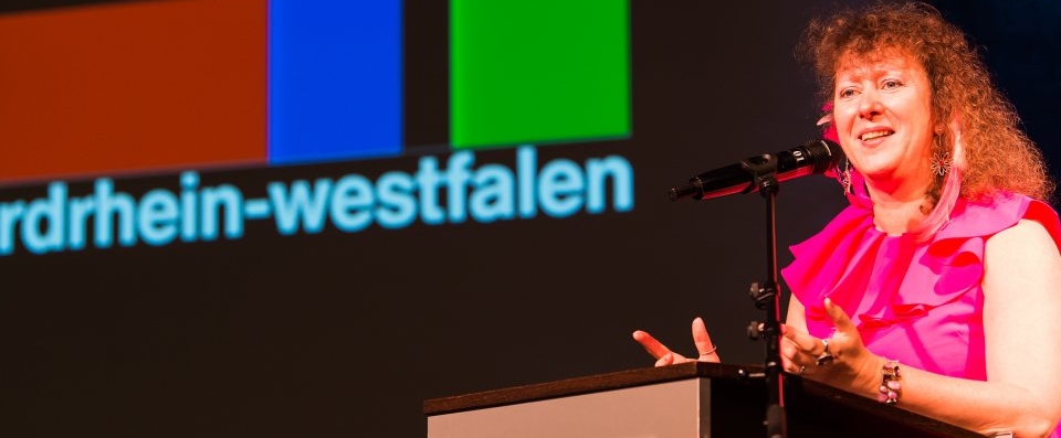 Staatssekretärin Andrea Milz überreicht Sportplakette des Landes Nordrhein-Westfalen