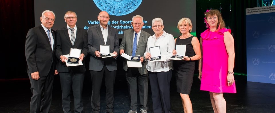 Staatssekretärin Andrea Milz überreicht Sportplakette des Landes Nordrhein-Westfalen