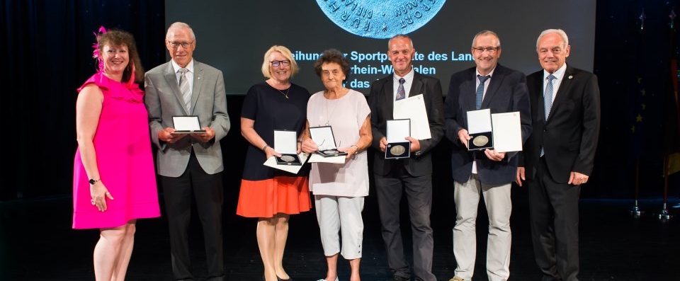 Staatssekretärin Andrea Milz überreicht Sportplakette des Landes Nordrhein-Westfalen