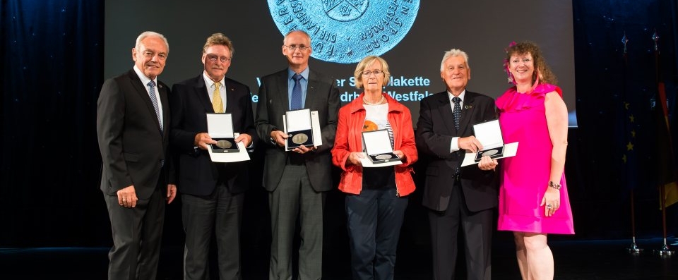 Staatssekretärin Andrea Milz überreicht Sportplakette des Landes Nordrhein-Westfalen