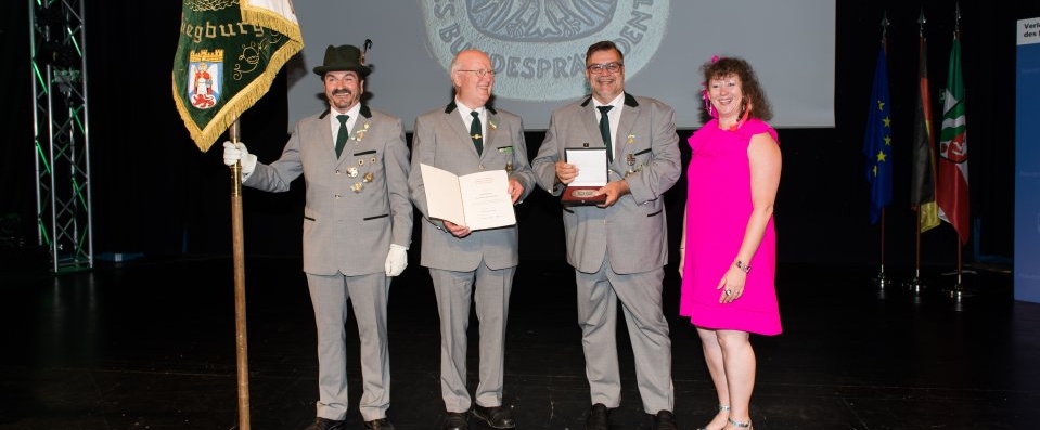 Staatssekretärin Andrea Milz überreicht Sportplakette des Landes Nordrhein-Westfalen