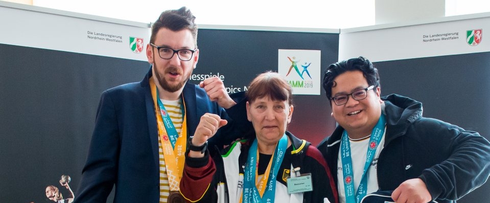 v.l.: Dennis Lehn, Beate Heydorn und Philip Schürmann vom Team Tischtennis - Foto: Land NRW / Andrea Bowinkelmann