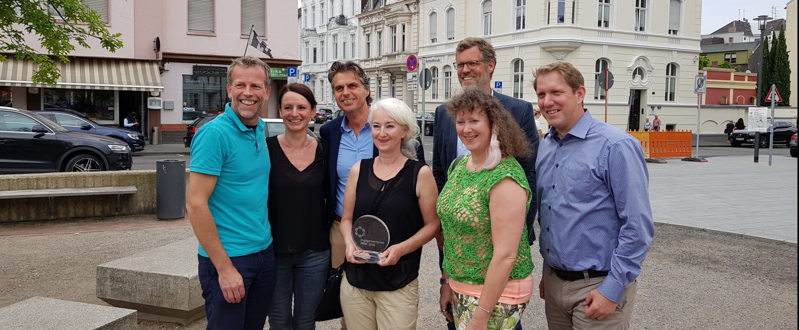 Staatssekretärin Andrea Milz mit den MItgliedern der Initiative Gründerzeitviertel. Im HIntergrund ein Stadt-Panorama.