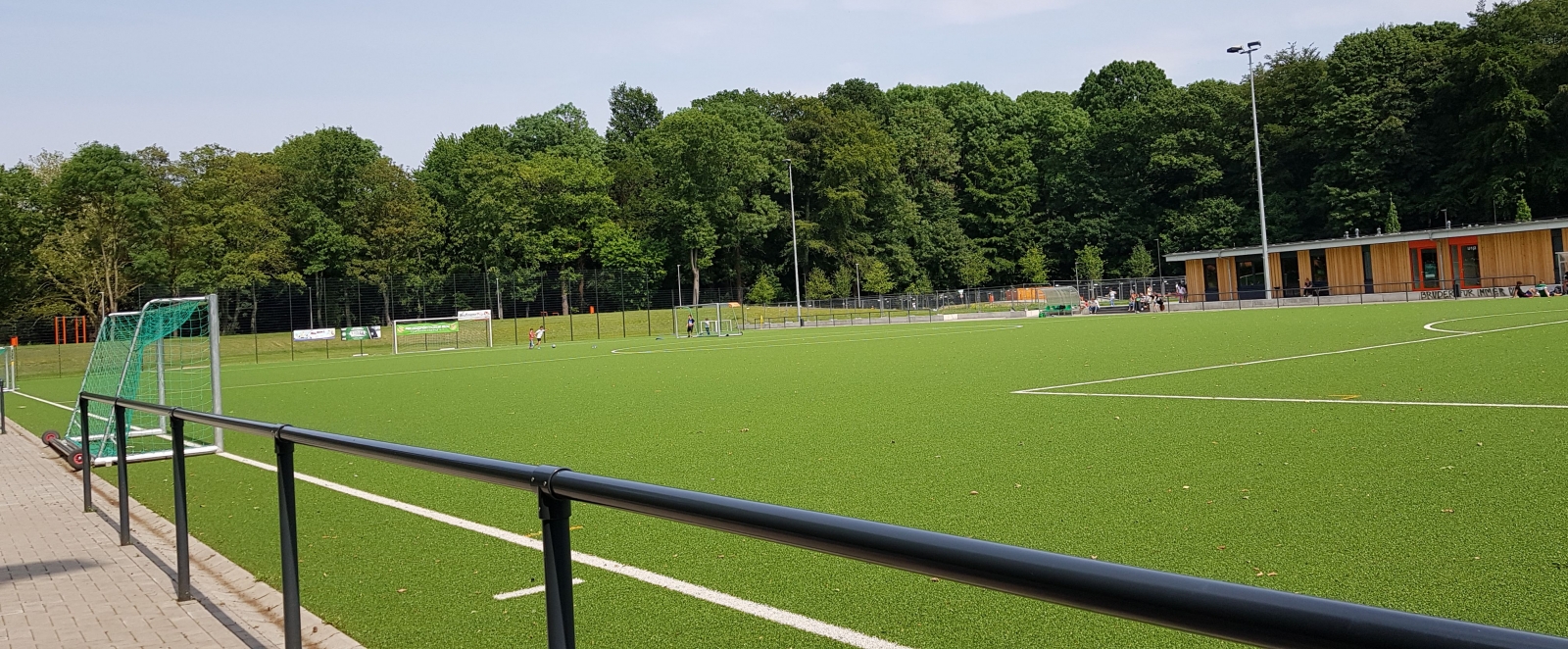 Neue Sportanlage - mittig grüne Rasenfläche, außen herum eine Laufbahn.