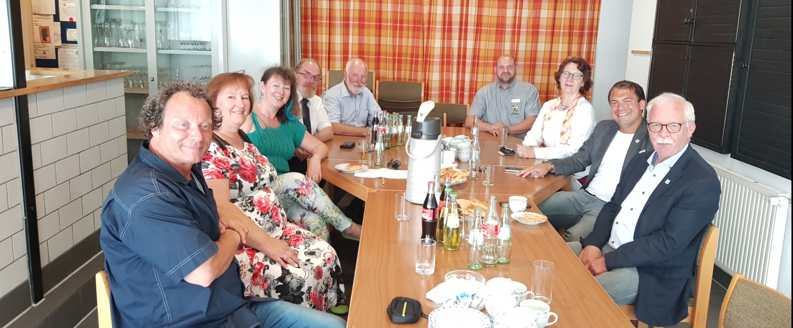 Staatssekretärin Andrea Milz sitzt mit Mitgliedern des Kreissportbundes Viersen an einem großen, langen Tisch.