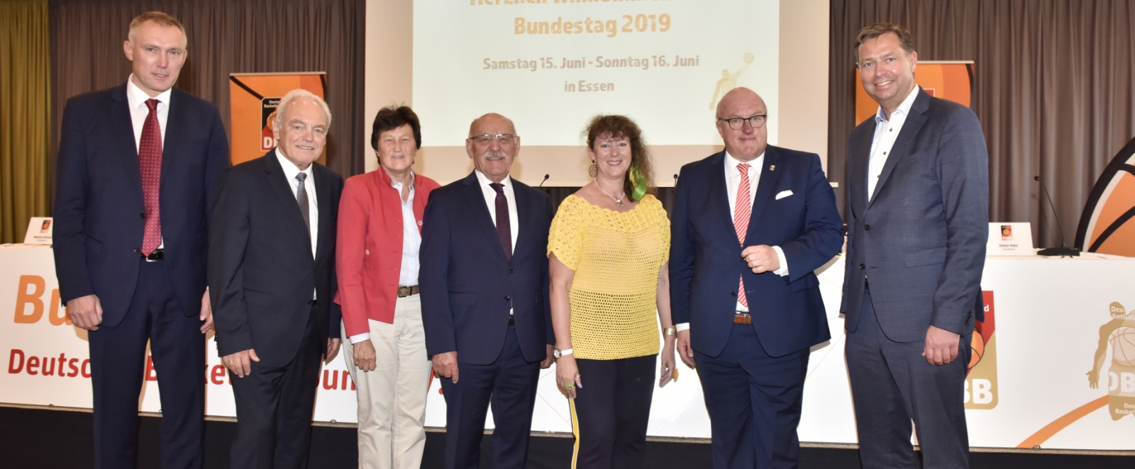 Staatssekretärin Andrea Milz mit einigen Mitgliedern des Deutshen Basketball Bundes.