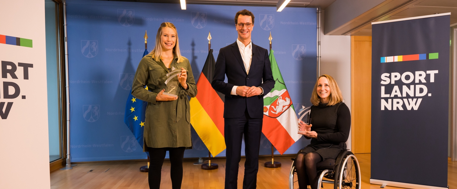 Ministerpräsident Wüst mit Aline Rotter-Focken und Annika Zeyen