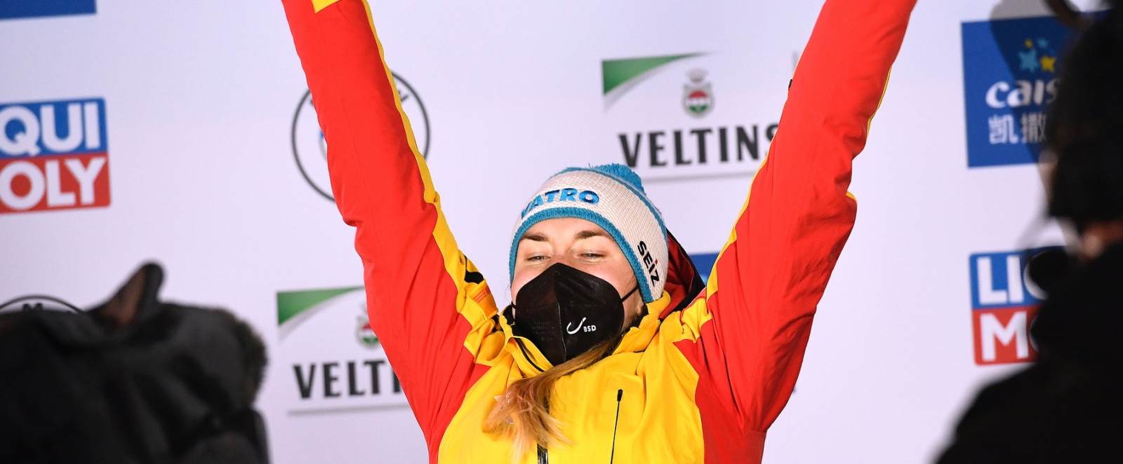 Jacqueline Loelling jubelt mit Maske