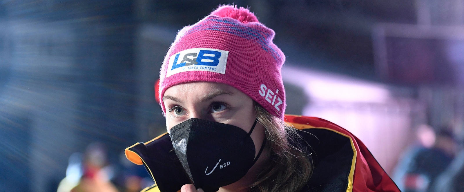 Laura Nolte mit Maske und Mütze beim Interview
