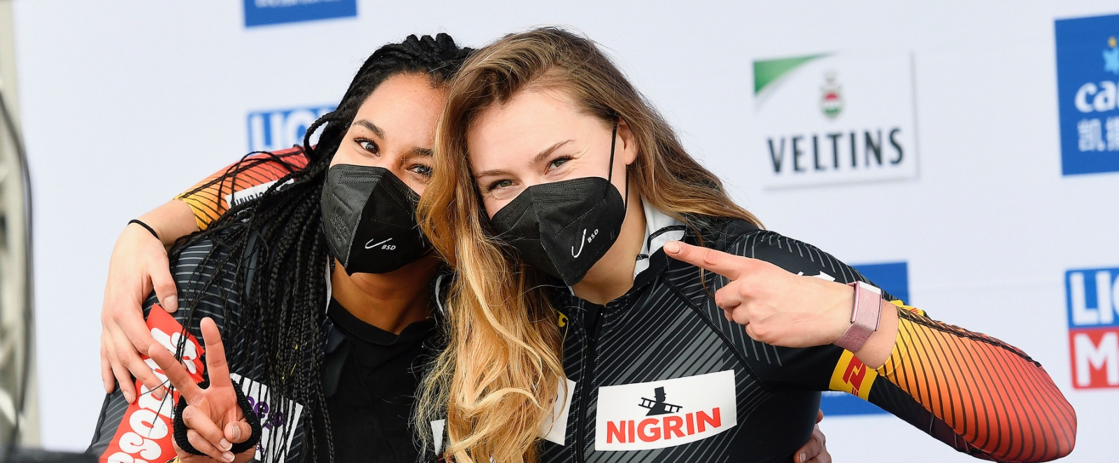 Laura Nolte und Deborah Levi mit Maske