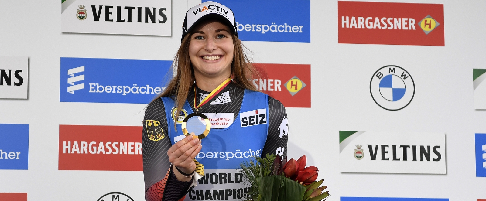 Julia Taubitz präsentiert ihre Medaille