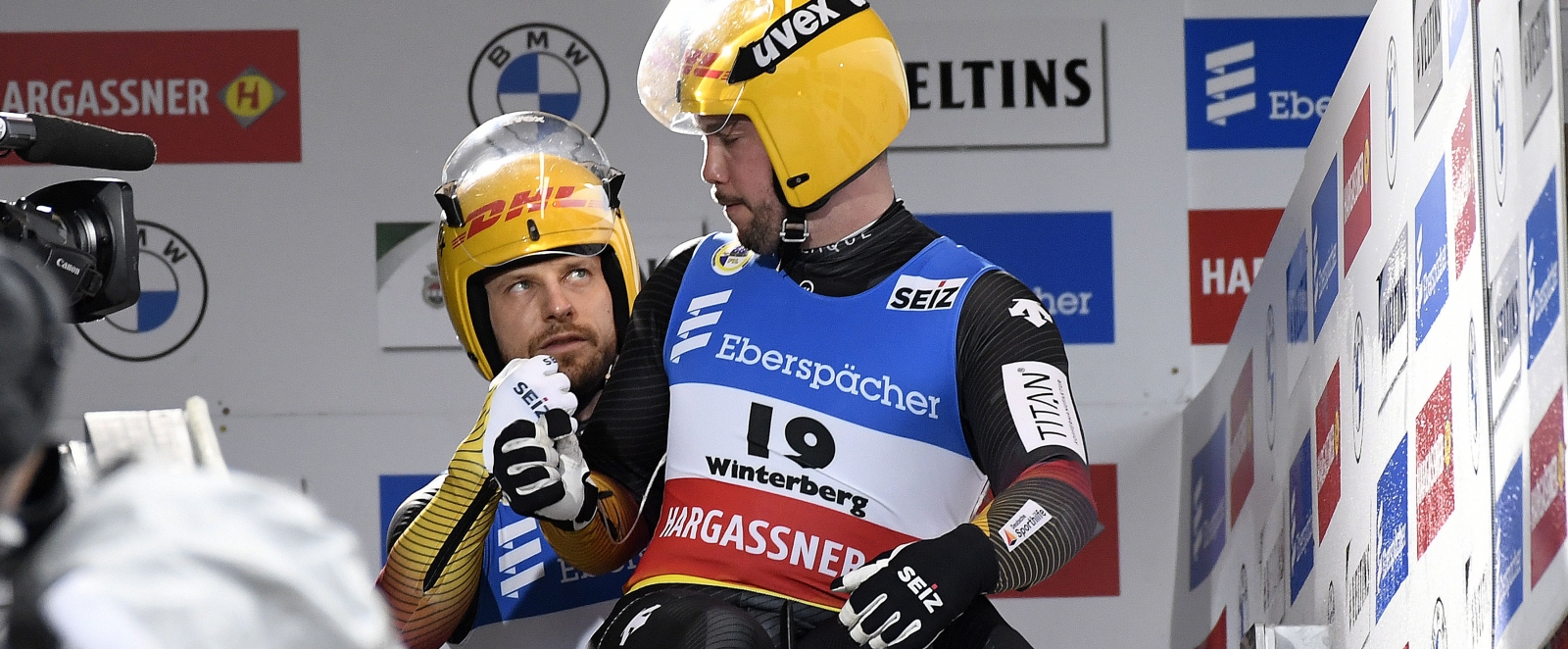 Tobias Wendl und Tobias Arlt motivieren sich kurz vor ihrem Start