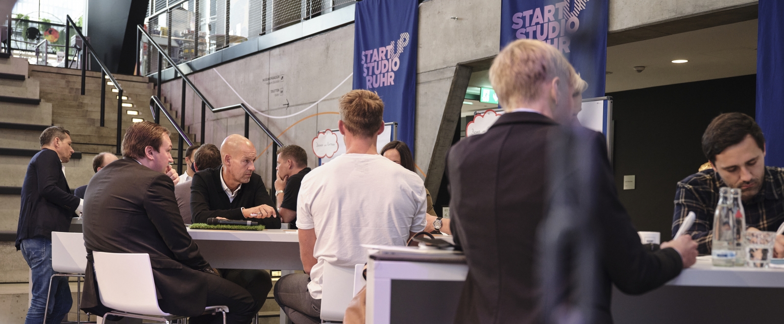 Workshop-Teilnehmer reden an einem Tisch