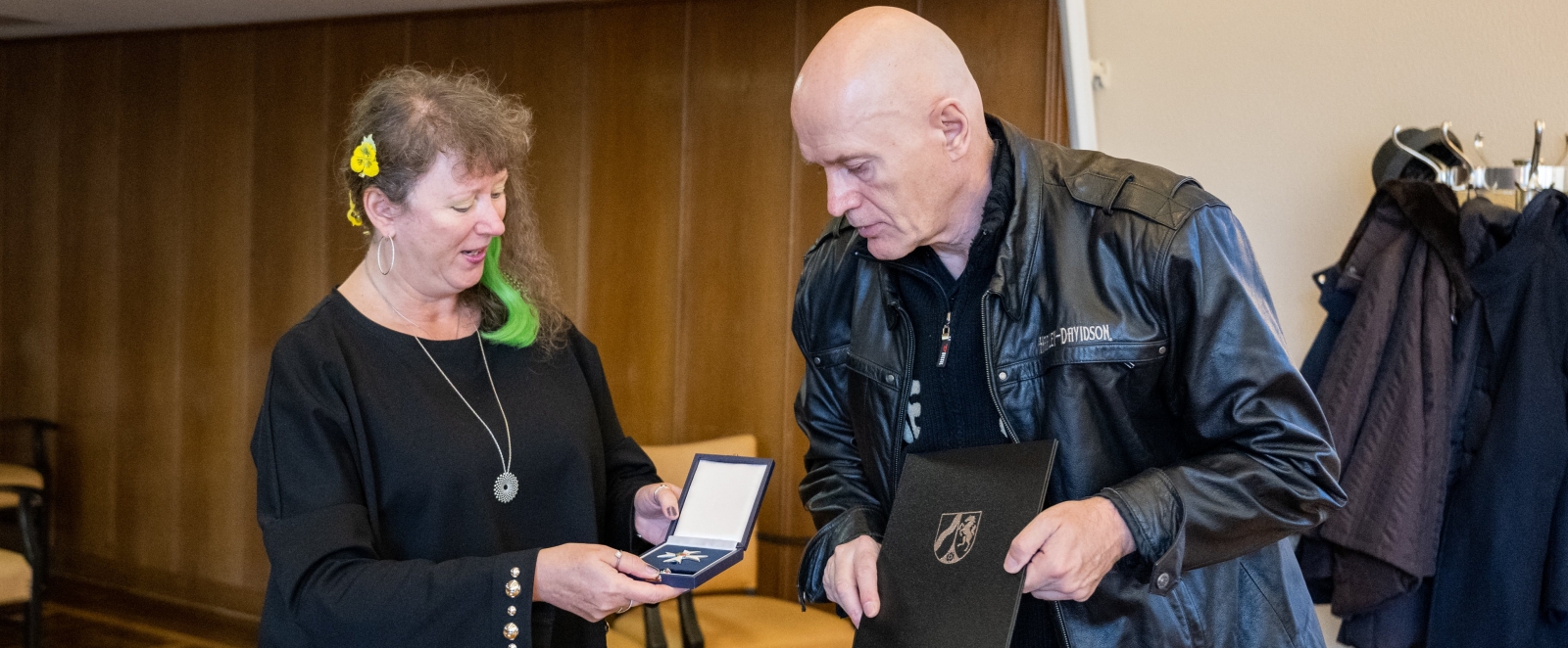 Die Staatssekretärin Andrea Milz überreicht Dietmar Helm den Landesverdienstorden