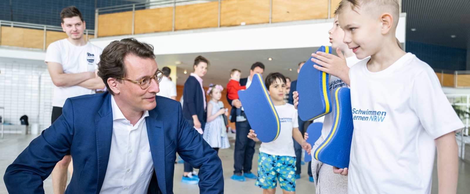 Hendrik Wüst im Gespräch mit einem Kind