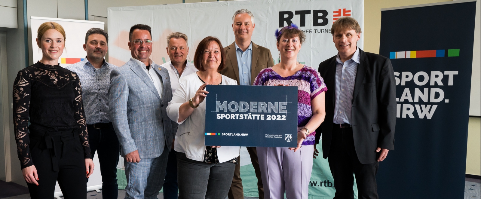 Staatssekretärin Milz bei der Übergabe der Förderbescheide mit Vertretern der begünstigen Verbände.
