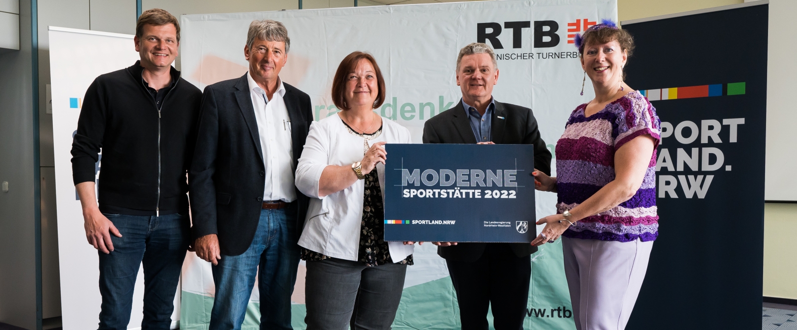 Staatssekretärin Milz bei der Übergabe der Förderbescheide mit Vertretern der begünstigen Verbände.