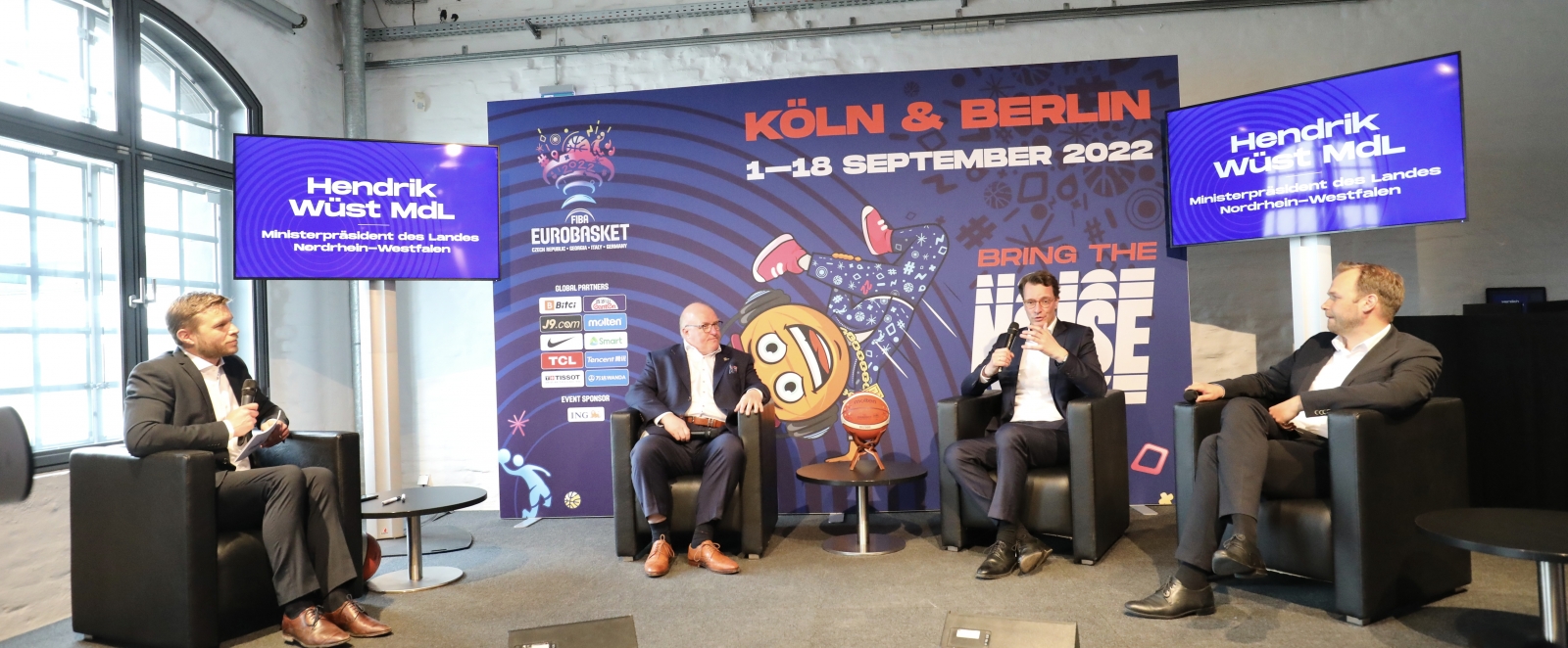 Diskussionsrunde auf Bühne