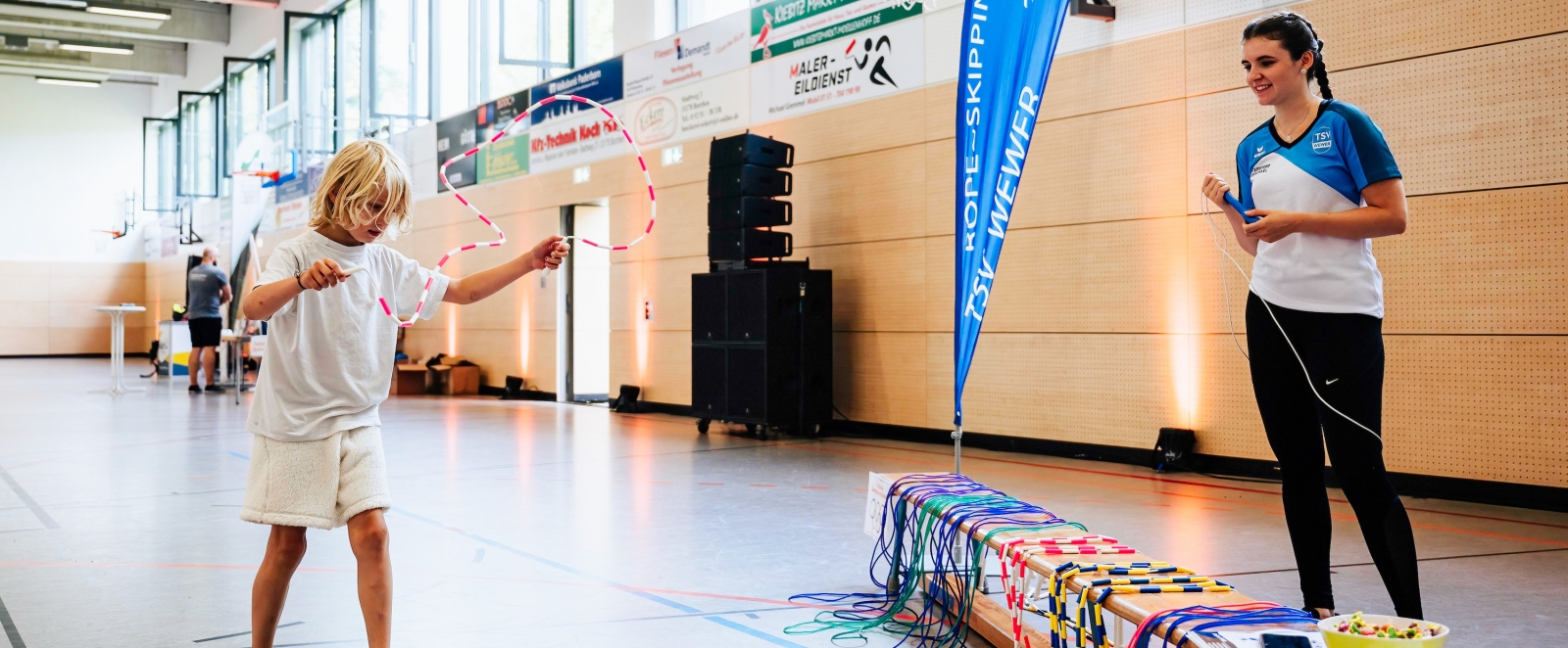 Junge bei der Ausführung sportlicher Übungen